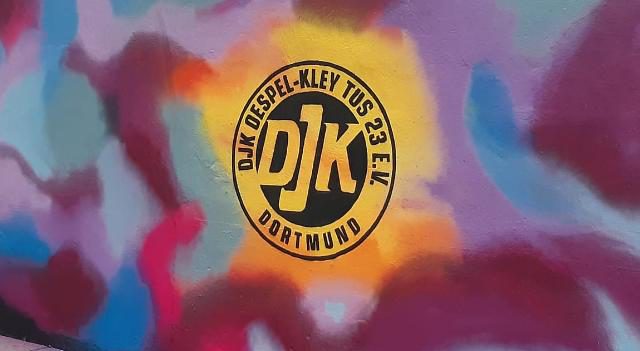 Das DJK-Logo ziert jetzt die Wand an der Steinhammerstraße.